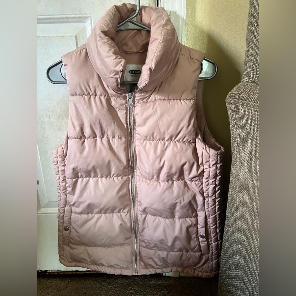 I’m selling a Pink vest it’s a size small! I’ve only worn it twice.